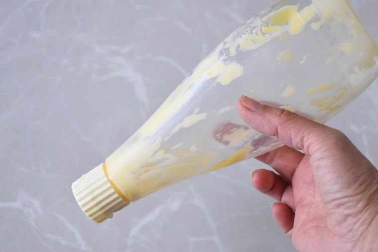 残りが少なくなったマヨネーズの容器
