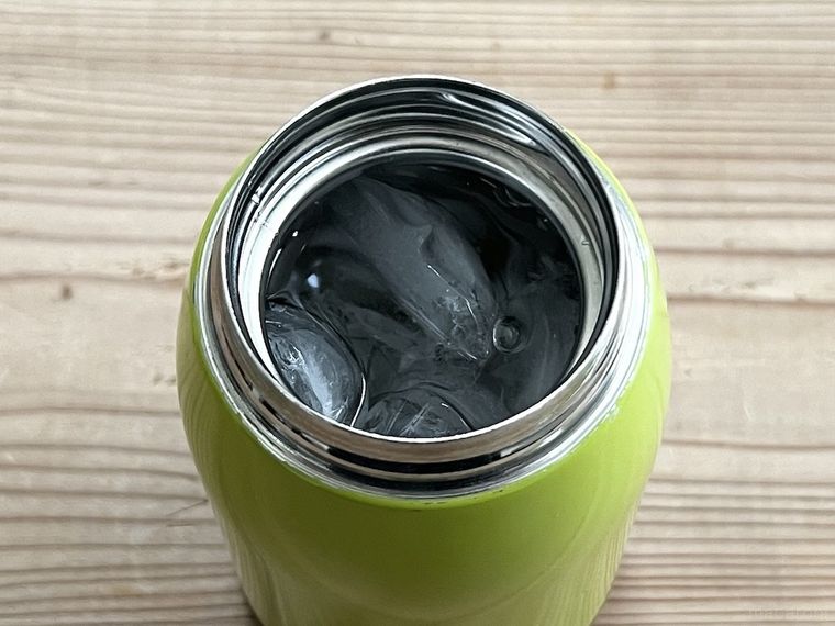 スープジャーに氷水を入れた様子