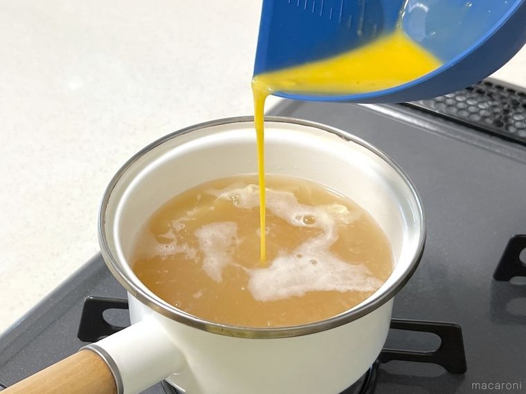 「チリトリザルボウル」で鍋に卵液をそそいでいる様子