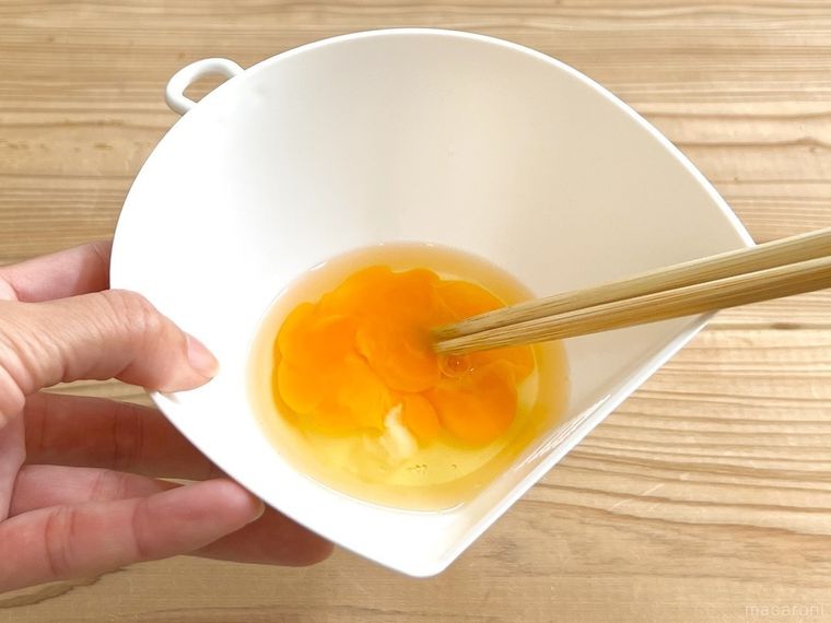 「チリトリザルボウル」で卵を溶きほぐしている様子
