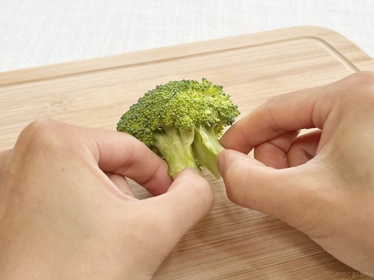 ブロッコリーを手で割いている様子