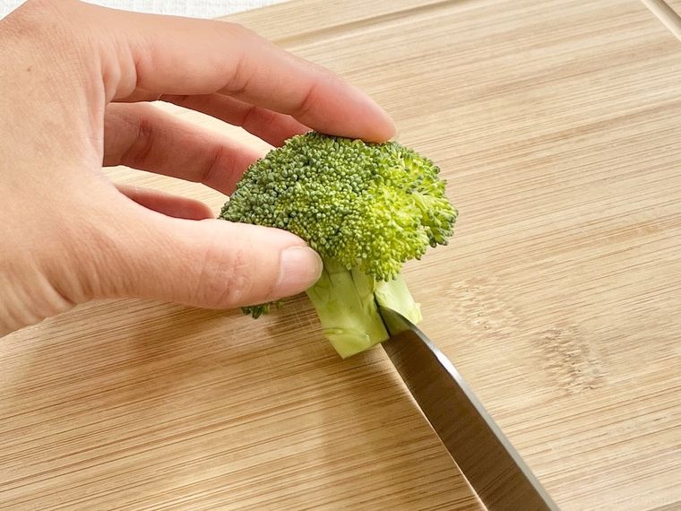 ブロッコリーの茎に切り込みを入れている様子