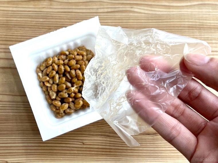 納豆のフィルムを剥がした様子