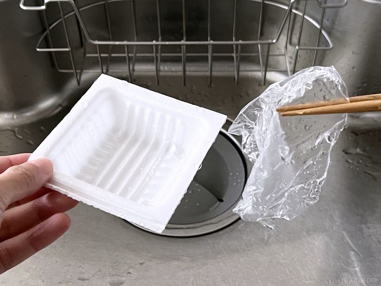 洗い終わった納豆の容器とフィルム
