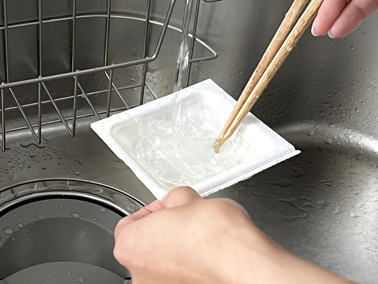 納豆のフィルムで納豆の容器を洗っている様子