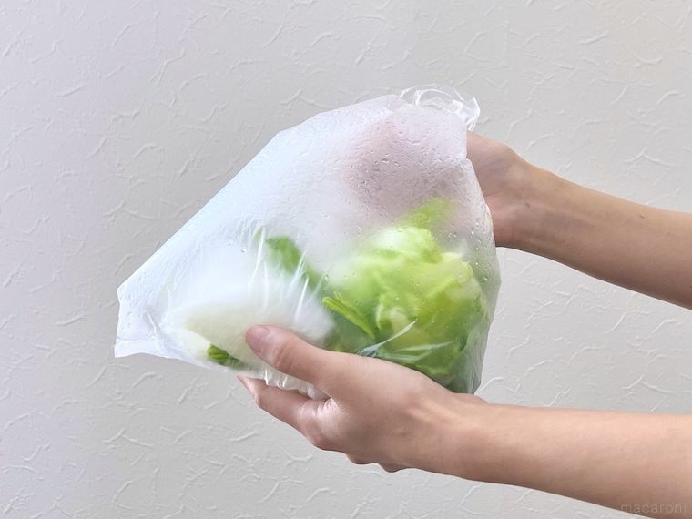 ポリ袋でレタスの水切りをしている様子