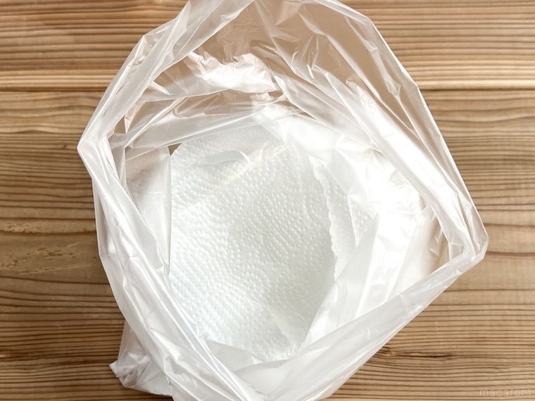 ちぎったキッチンペーパーをポリ袋に入れた様子