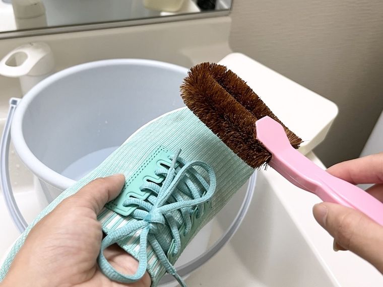 靴を洗っている様子