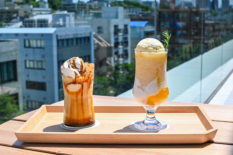 2種類のドリンクが並んでいるところ