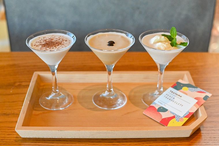 3つのカクテルが並んでいるところ