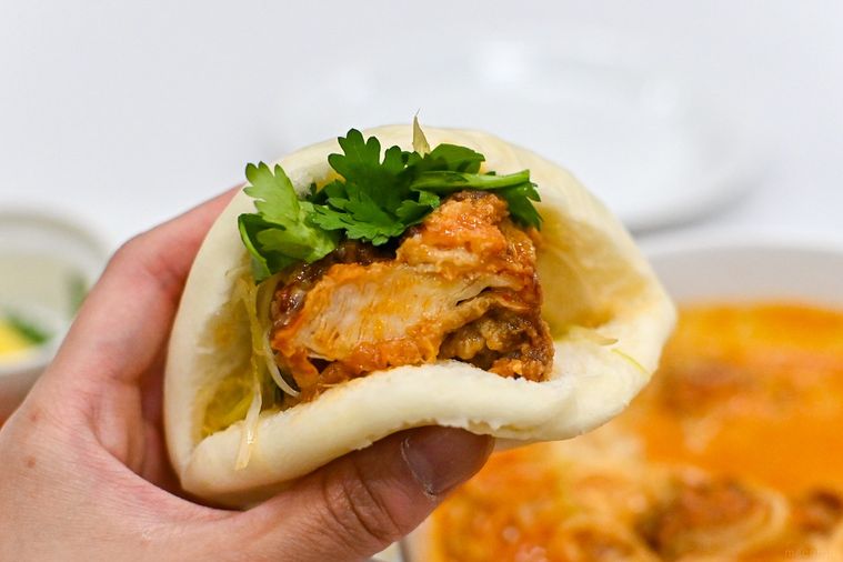 パオズサンドを持っているところ