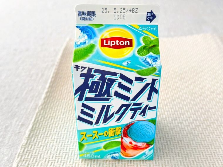 テーブルの上に置かれた「極ミントミルクティー」