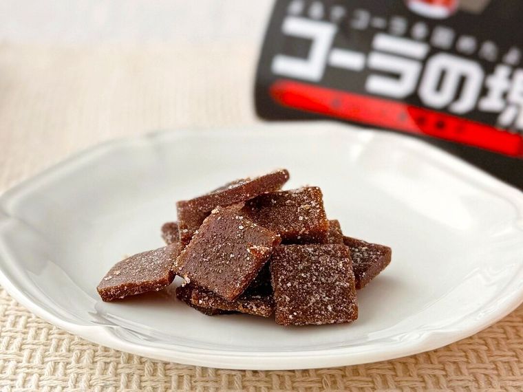 「コーラの塊」とパッケージが並んでいる様子