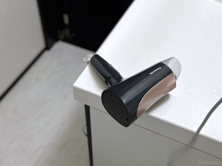 洗面台に置かれたドライヤー