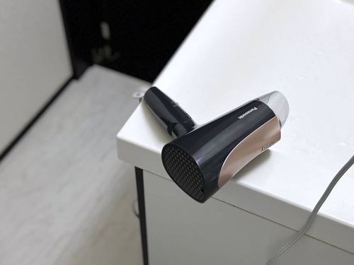ドライヤー後の髪の毛はこう掃除する！方法に「騒音が出なくていい」「一発でごっそり」サムネイル