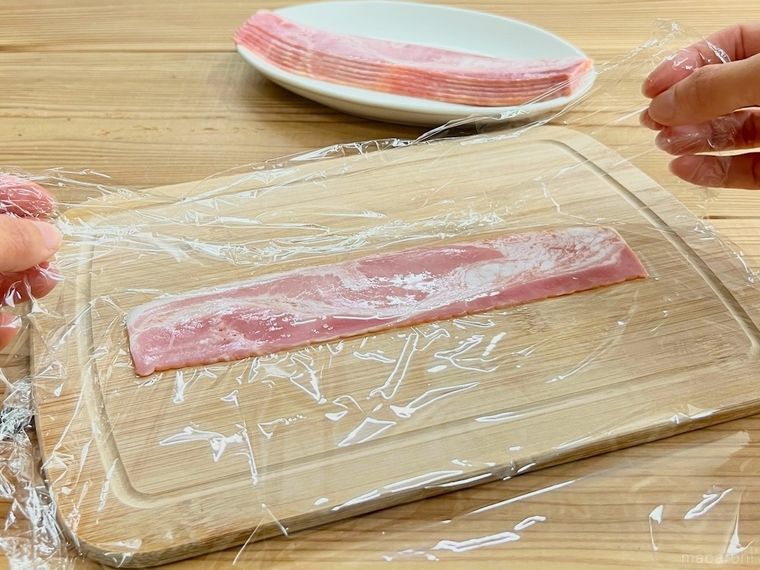 ベーコンをラップで包もうとしている様子