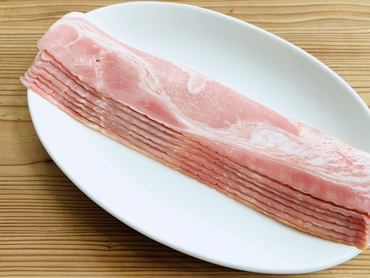 皿にのったベーコン