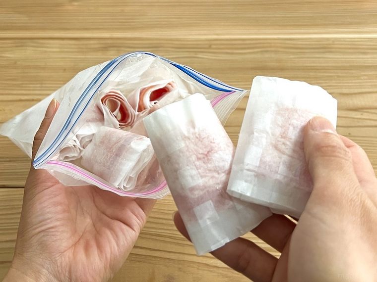 保存袋からベーコンを取り出している様子