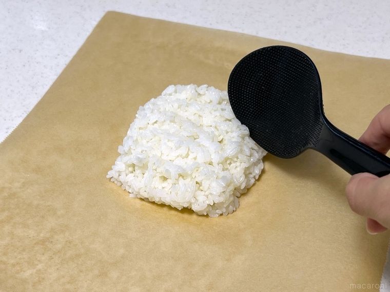 クッキングシートにごはんをのせている様子