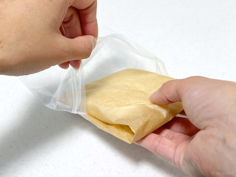 クッキングシートで包んだごはんを保存袋に入れている様子