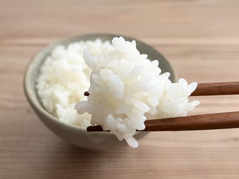 ごはんを箸で持ち上げている様子