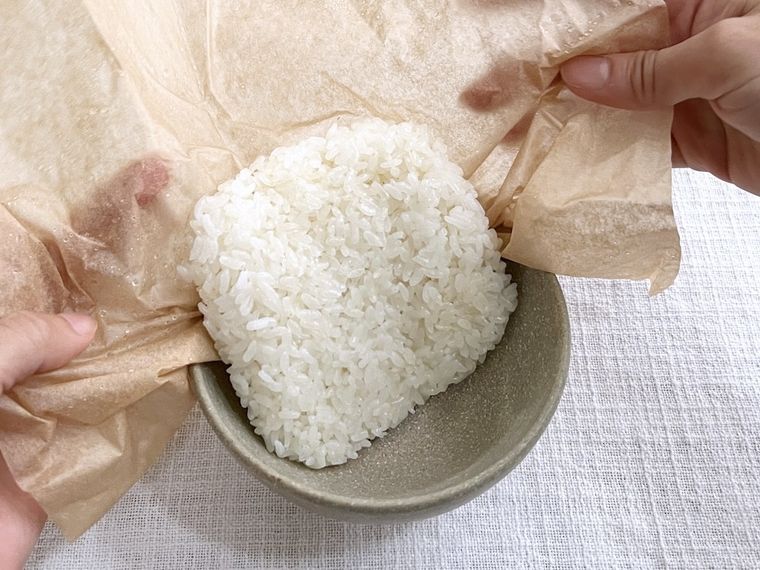 クッキングシートから茶碗にごはんを移している様子