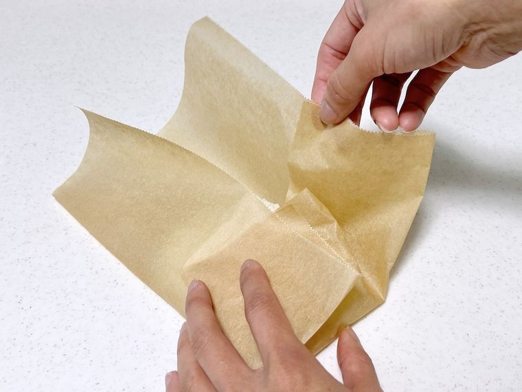 クッキングシートでごはんを包んでいる様子