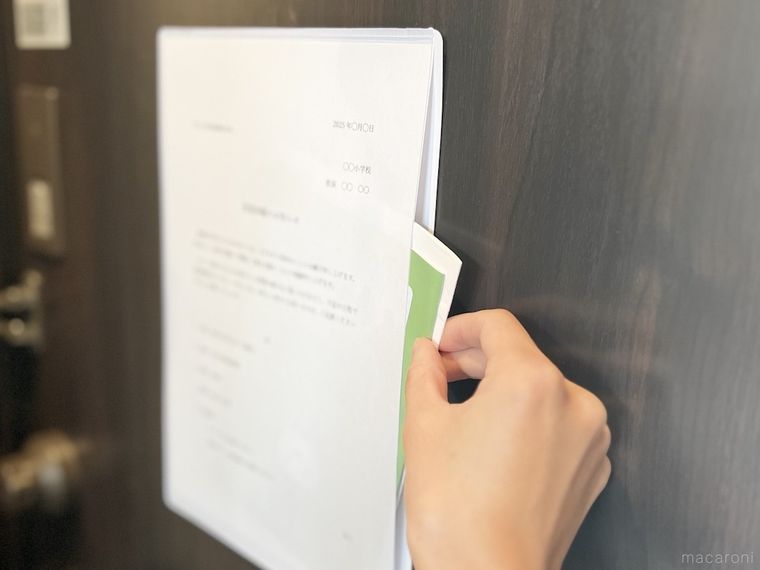 マグネット付きカードケースに冊子を入れている様子