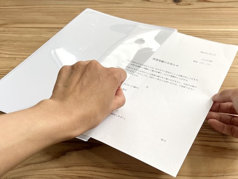 マグネット付きカードケースにプリントを入れている様子