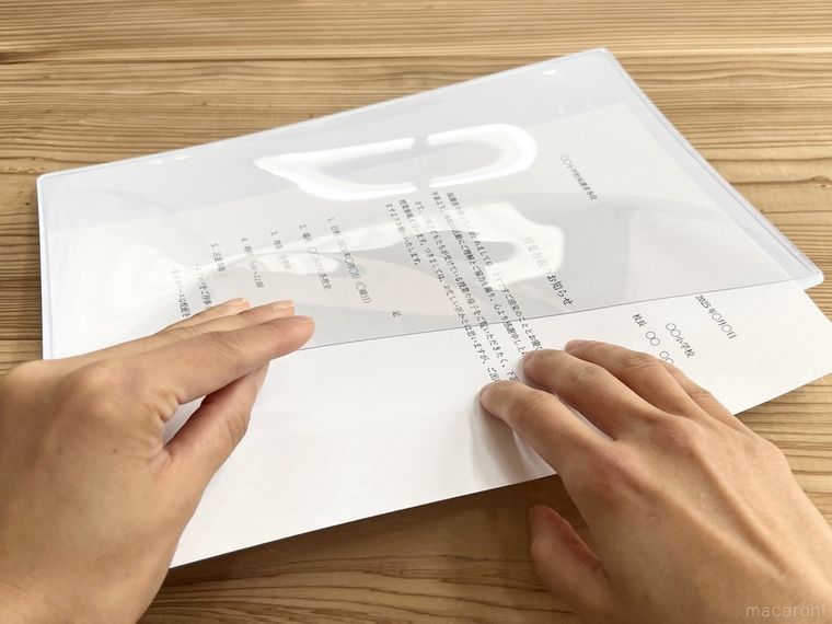 マグネット付きカードケースにプリントを入れている様子