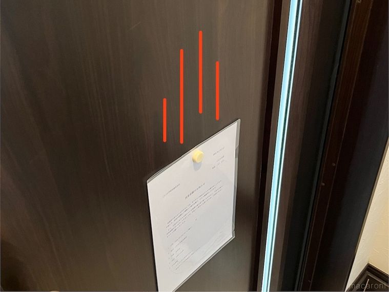 玄関のドアに貼ったプリントが下の方に落ちた様子