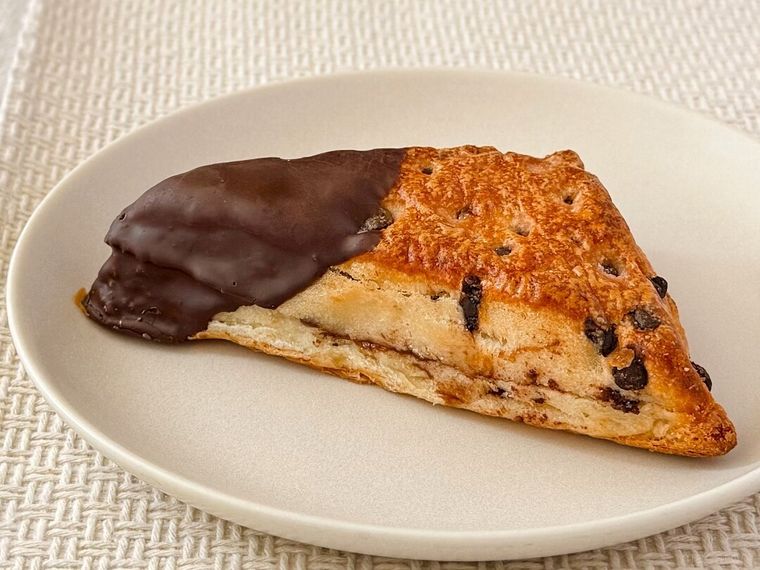 白皿にのった生スコーンクロワッサンチョコクリーム