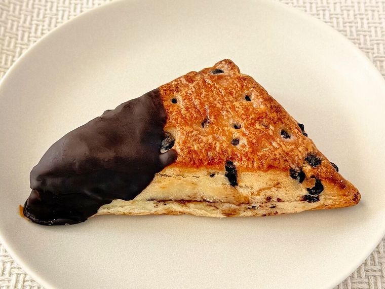 袋から取り出した生スコーンクロワッサンチョコクリーム