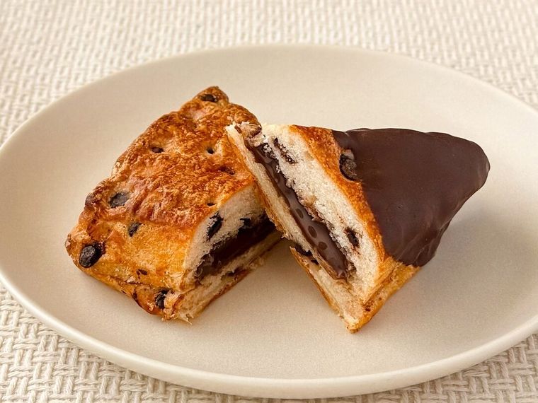 カットした生スコーンクロワッサンチョコクリームが皿に盛り付けられている様子