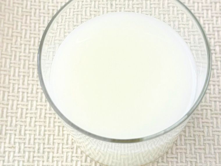 グラスに入ったカルピス SWEET PREMIUM 北海道生クリームのプリン風