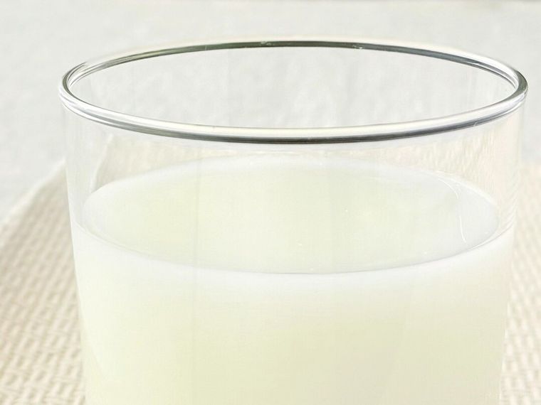 注いだカルピス SWEET PREMIUM 北海道生クリームのプリン風が置かれている様子