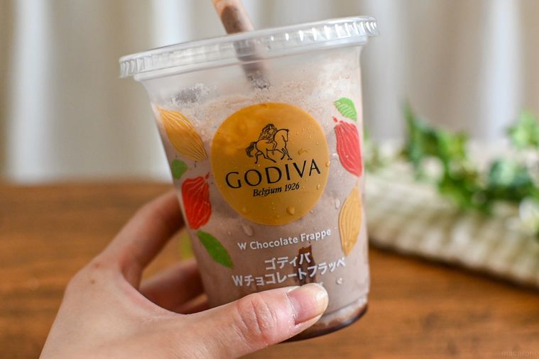 フラッペを持っているところ