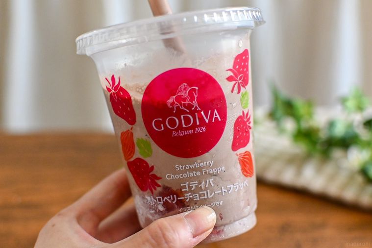 フラッペを持っているところ