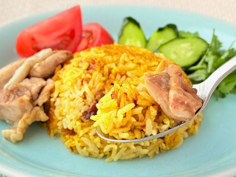 カオモックガイタイ風カレーピラフキットをスプーンで持っている様子