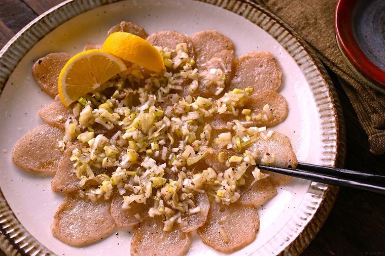 こんにゃく牛タンを箸で持ち上げようとする様子