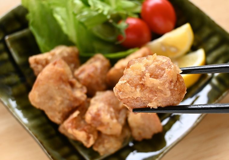 こんにゃく唐揚げを箸で摘み上げる様子