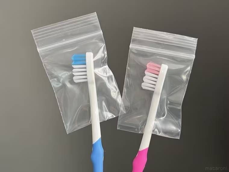 ジップ付きの保存袋に歯ブラシを入れた様子