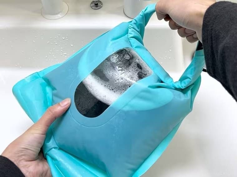 「ウォッシュバッグ」でシャツを洗っている様子