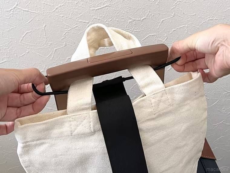 スーツケースに手荷物を固定している様子
