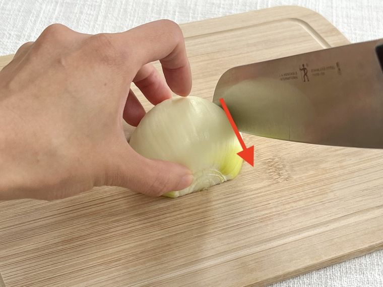 玉ねぎを引き切りにしている様子