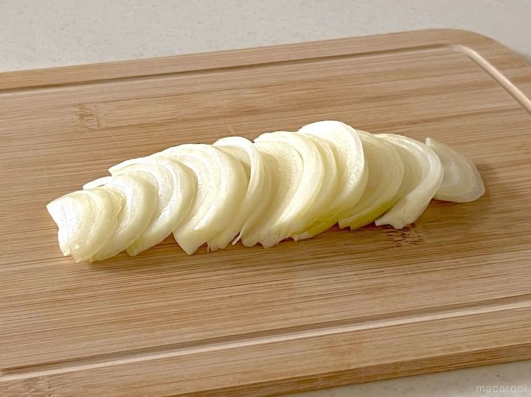 薄切りにした玉ねぎ