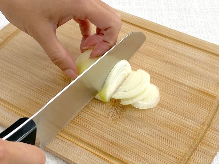 玉ねぎを切っている様子