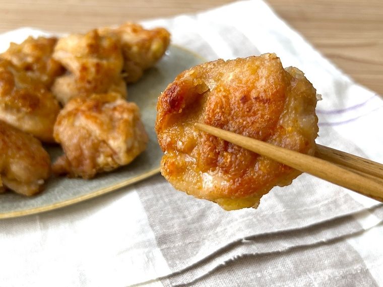 唐揚げを箸で持ち上げている様子