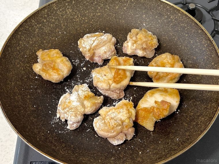 鶏肉を焼いている様子