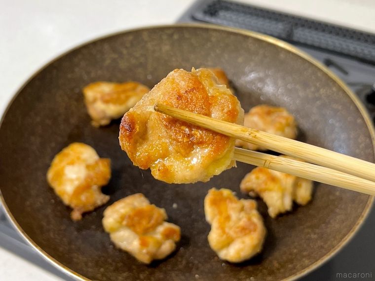 唐揚げを菜箸で持ち上げている様子
